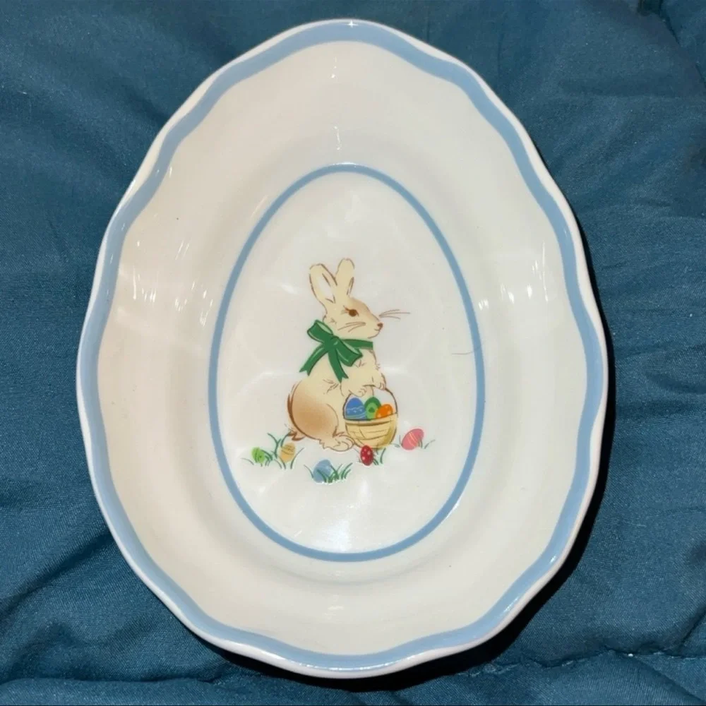 WILLIAMS SONOMA EGG SHAPED BOWLS W/ SCALLOPED EDGES AND EASTER BUNNY DESIGNS